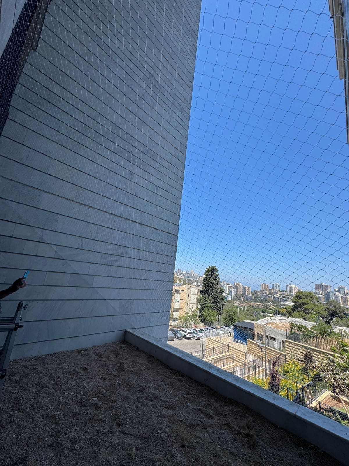 רשת יונים על מרפסת בקומה גבוהה