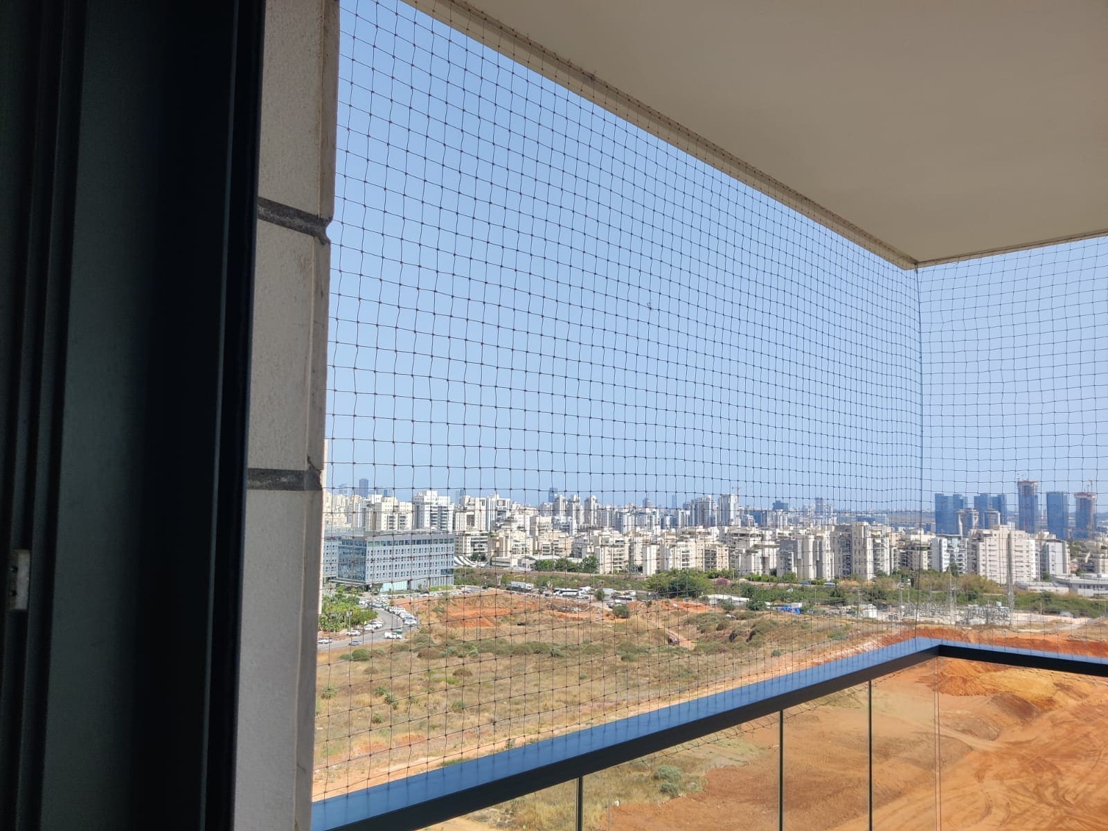 רשת יונים על מרפסת בבניין חדש