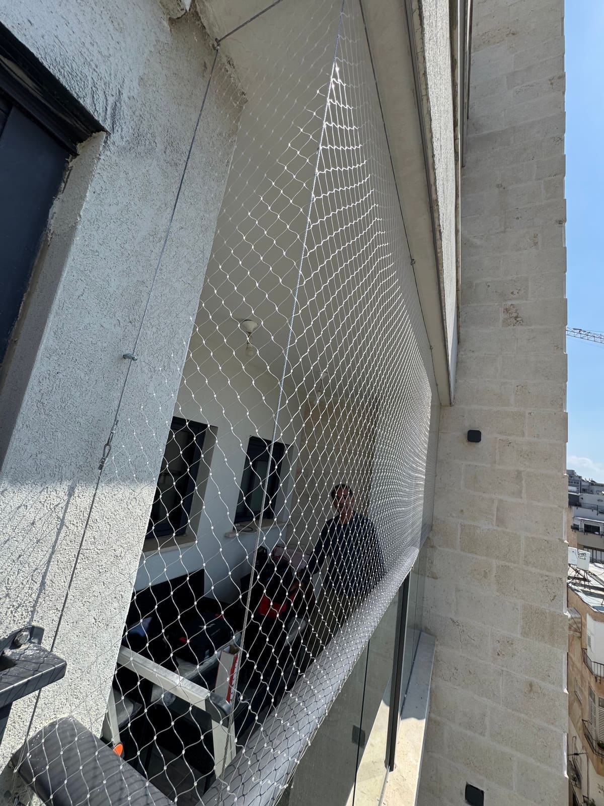 רשת יונים מותקנת על מרפסת בבניין