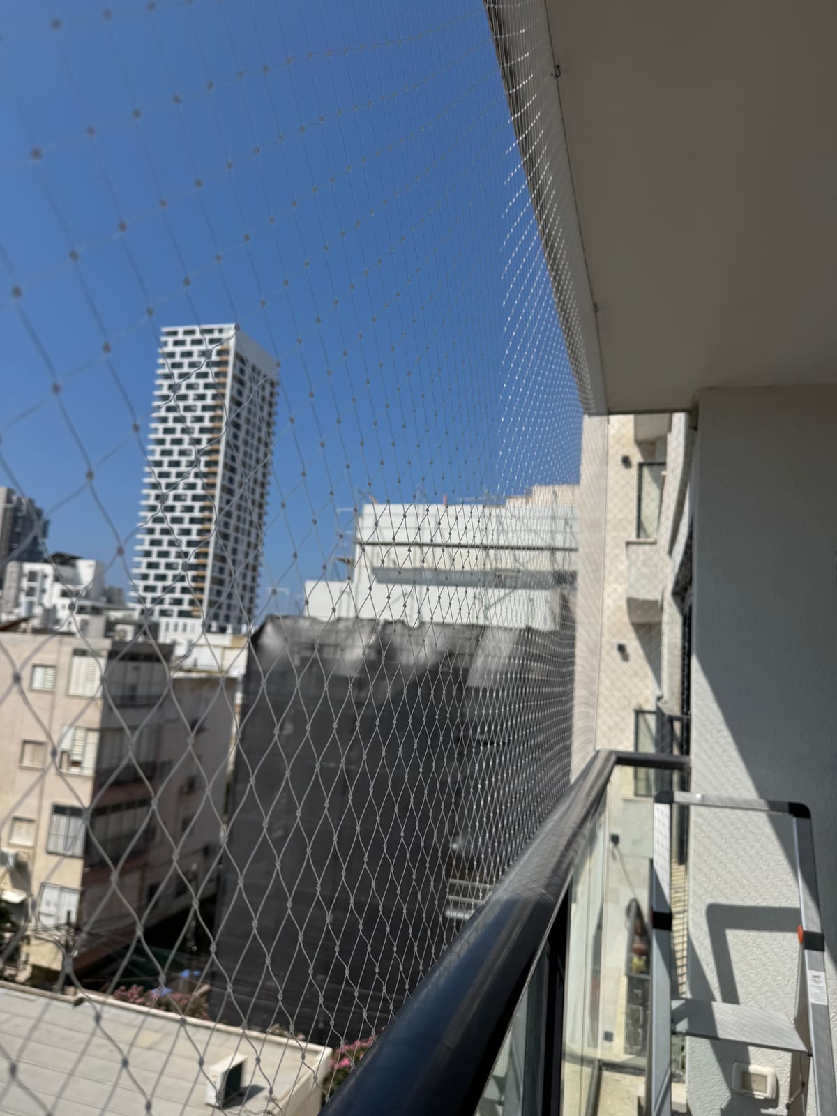 התקנת רשת יונים על מרפסת — מבט מהפנים