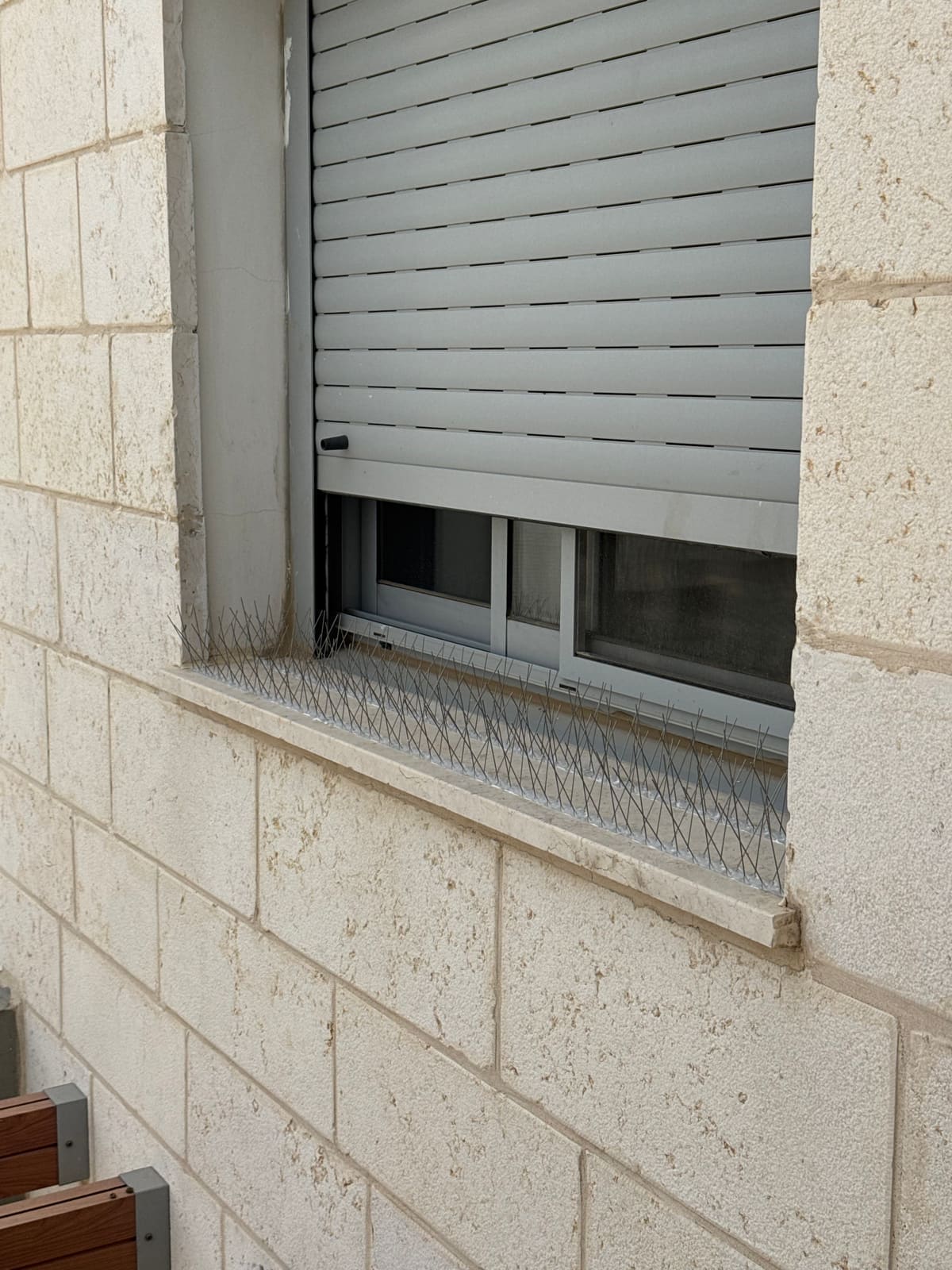 דוקרני נירוסטה מותקנים על אדן חלון